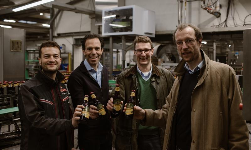 Vier mannen tonen flesjes Gulpener Oertarwe Blond